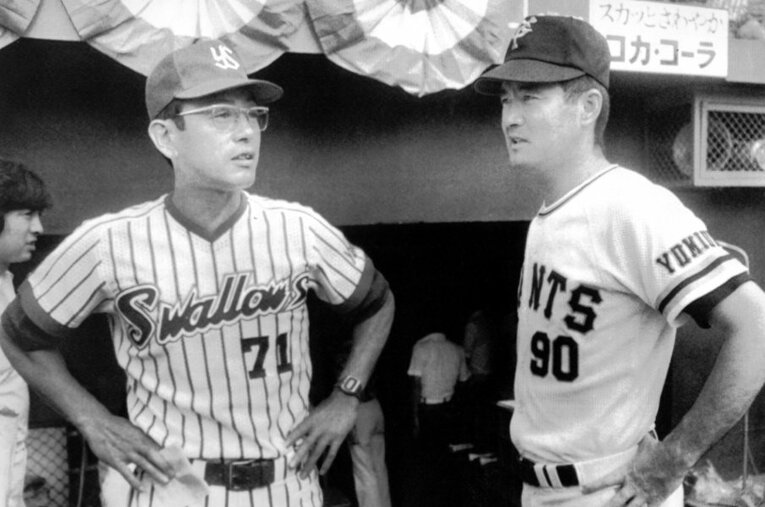 1978年のオールスターで言葉を交わすヤクルトの広岡達朗監督と巨人の長嶋茂雄監督。現役時代は巨人で“球界屈指の三遊間”を形成した ／ photograph by Sankei Shimbun