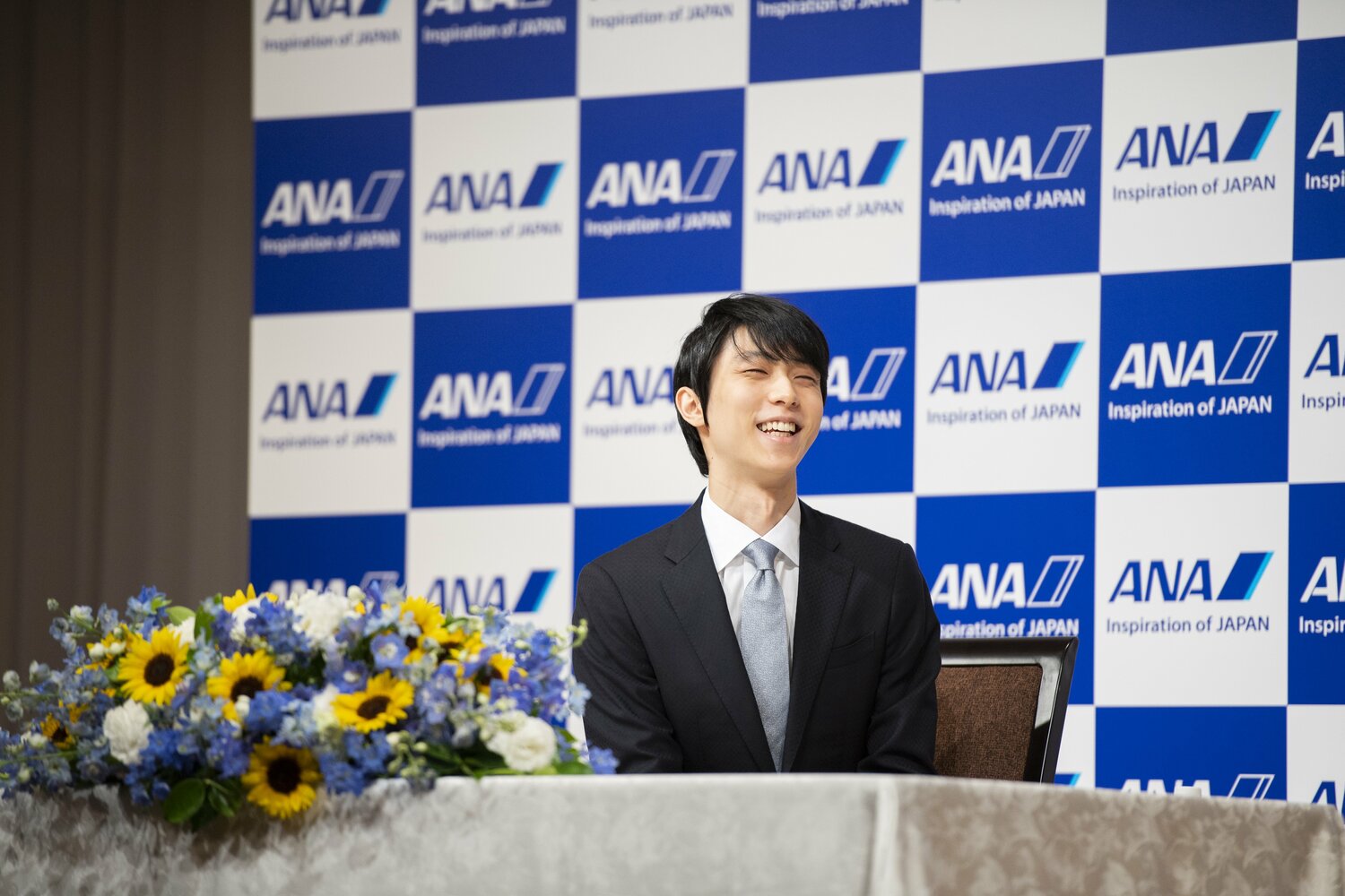 7月19日、笑顔で今後への決意を述べた羽生。終始明るい雰囲気の会見となった　©Asami Enomoto