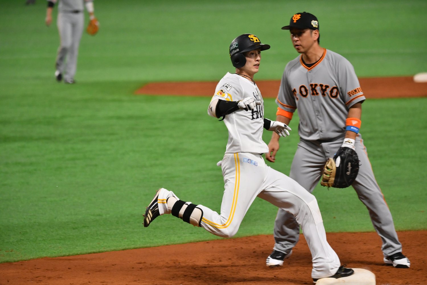 悠々と2塁に達した周東　(C)Hideki Sugiyama