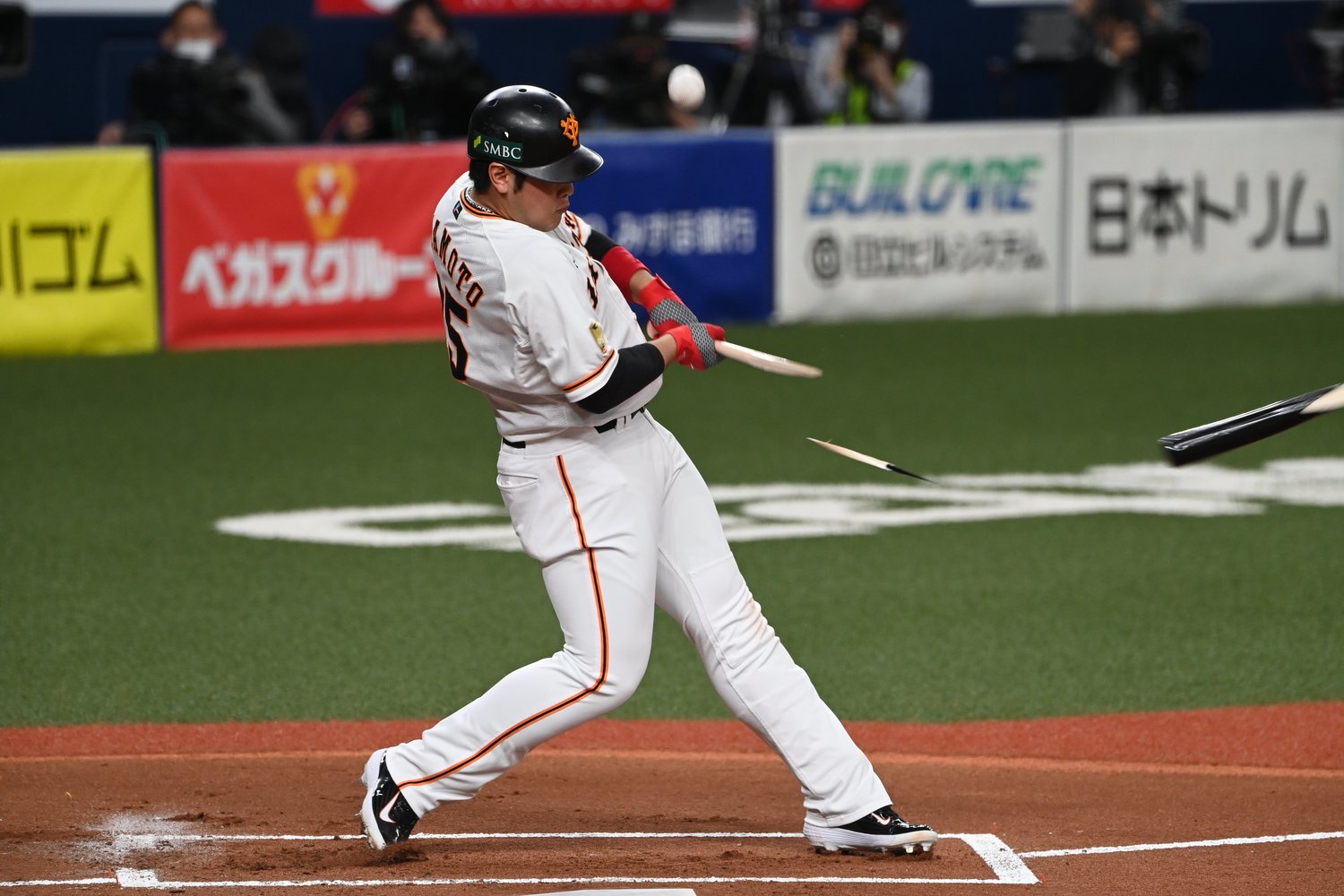 バットをへし折られた岡本 (C)Naoya Sanuki