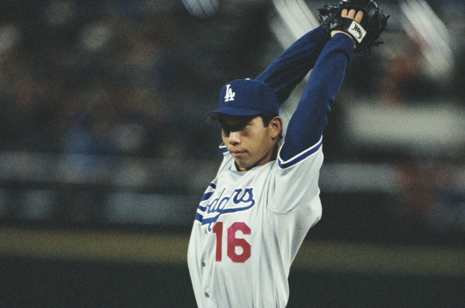 野茂英雄のメジャー初勝利を「抱き合って喜んだ」…野茂が去り“最下位転落”した近鉄同僚の思い「また野球をできてよかった」「すごいヤツだよな」<Number Web> photograph by Koji Asakura