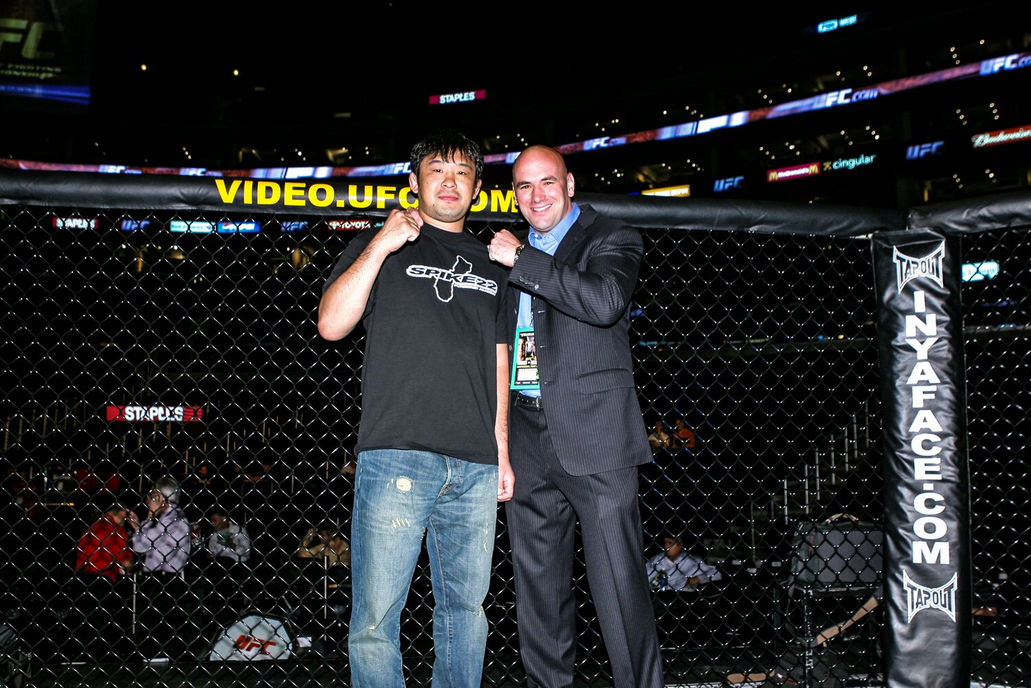 2006年5月、UFCを視察した桜庭とダナ・ホワイト代表の2ショット