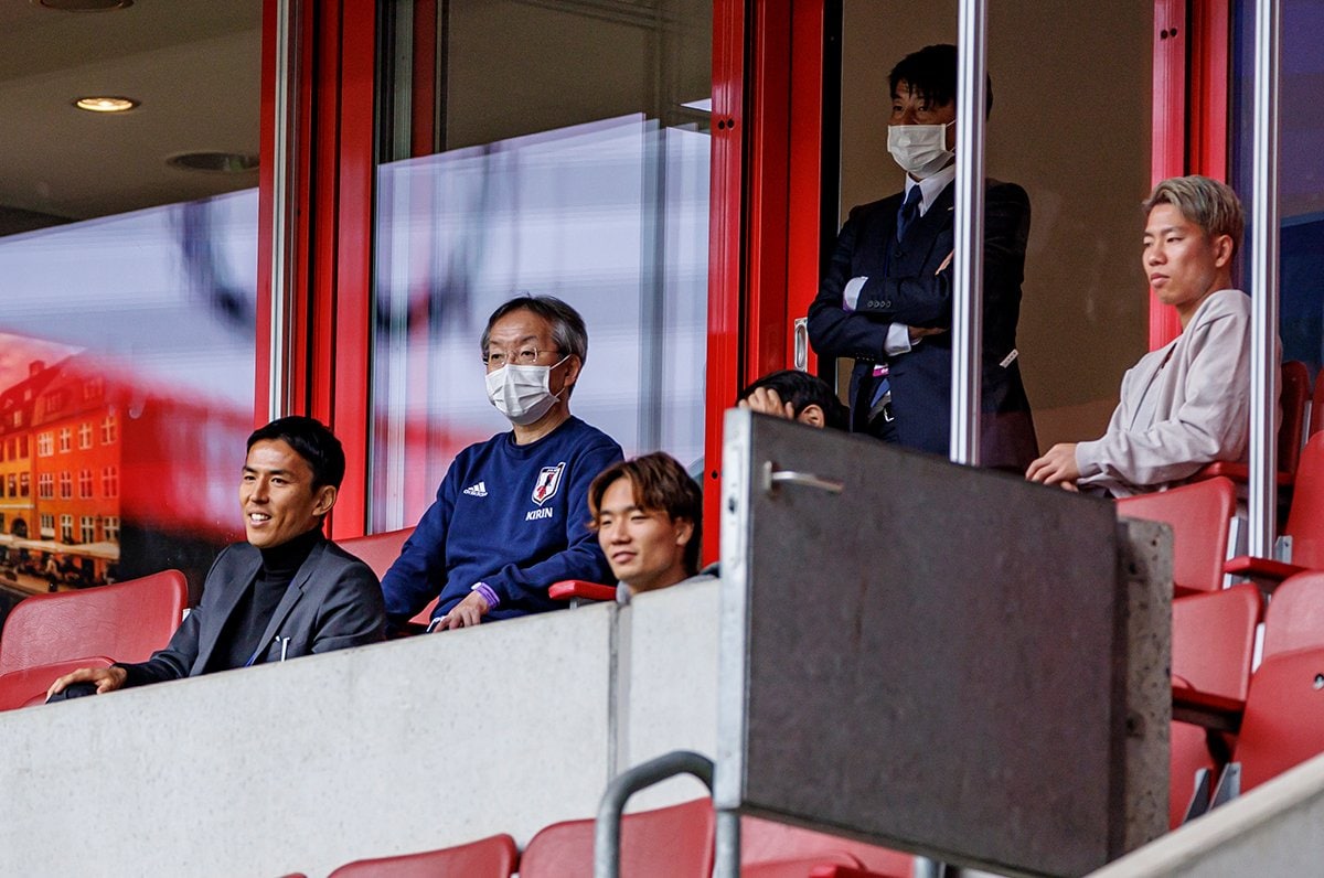 日本代表22年9月シリーズ、板倉は長谷部誠、浅野拓磨らと試合観戦した　©Kiichi Matsumoto