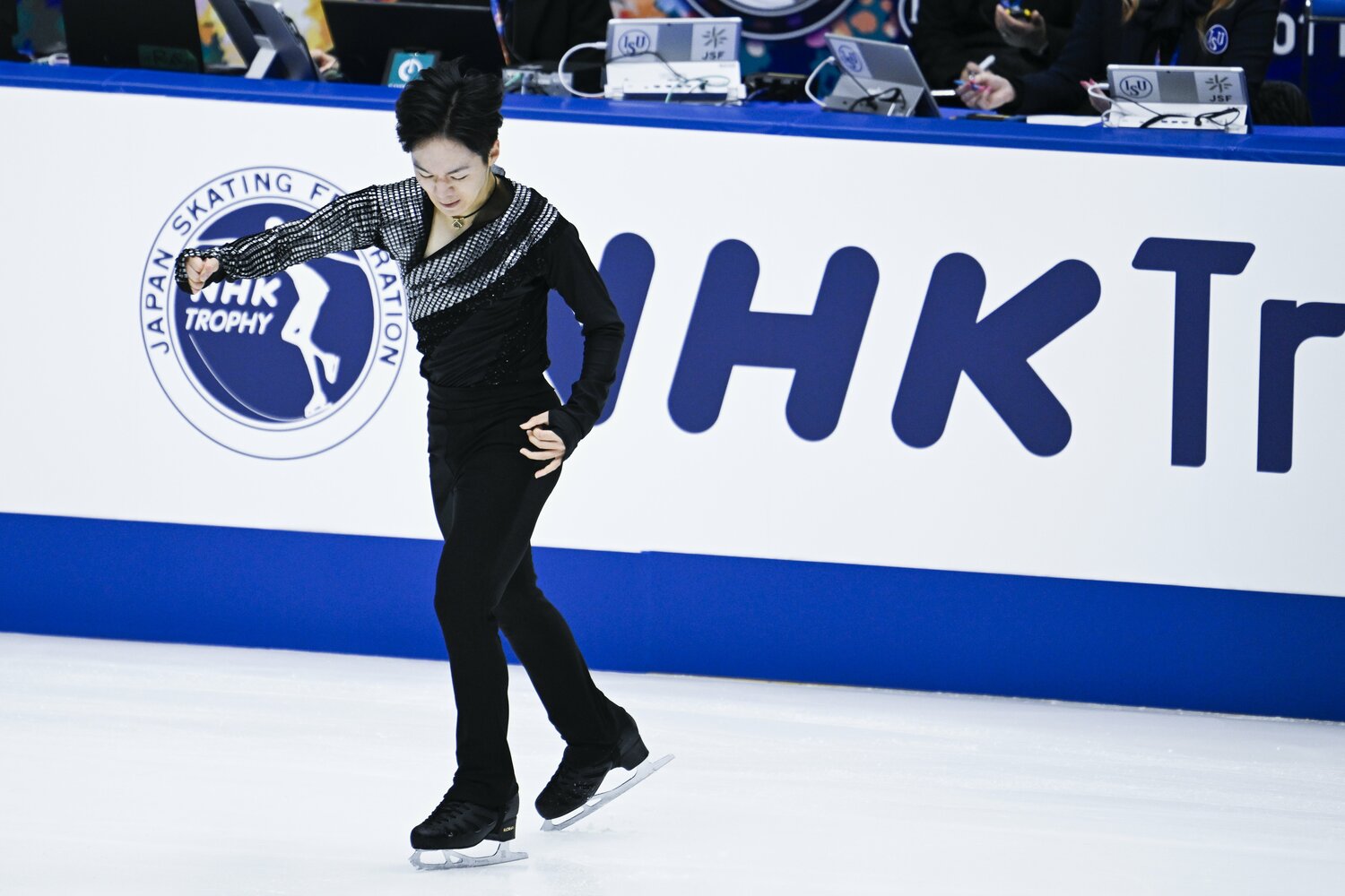 NHK杯ショートの演技を終え「思わずガッツポーズ」の鍵山　（1枚目／2枚中） ©︎Asami Enomoto