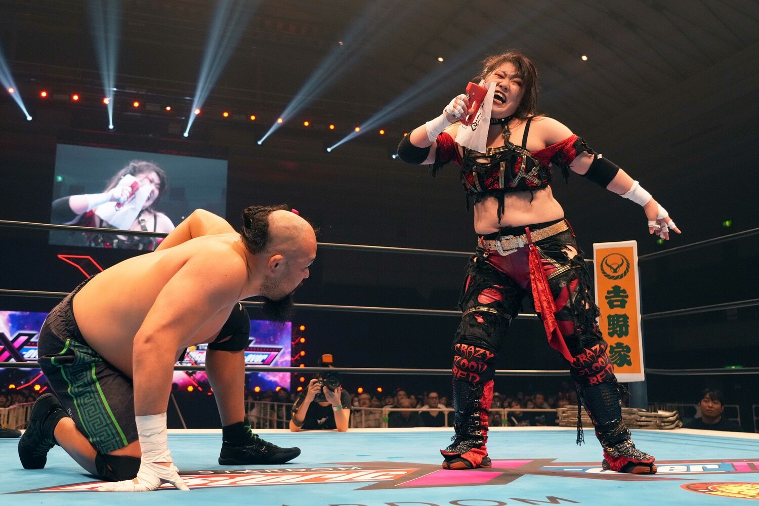 自ら頬にステープラーの針を打ち込む鈴季すず。オーカーンもあ然　©Essei Hara