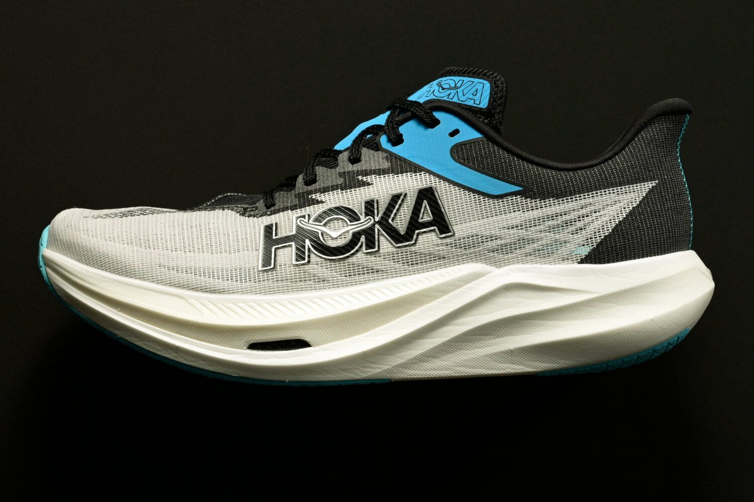 HOKA ROCKET X 3／カーボンプレートを搭載した厚底レーシング。安定性にも配慮されたモデルで搭載されたカーボンプレートには、ウィングレット構造（飛行機の翼のように先端が立っている）が採用されている。ソフトで弾力のあるフォーム素材の効果で、跳ねるような推進力が得られるシューズだ。30,800円（税込）／2025年7月2日発売