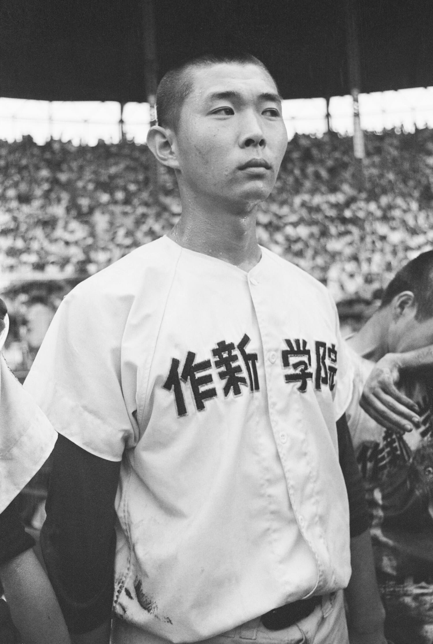試合後、ベンチ前で銚子商ナインを見つめる江川卓　©JIJI PRESS