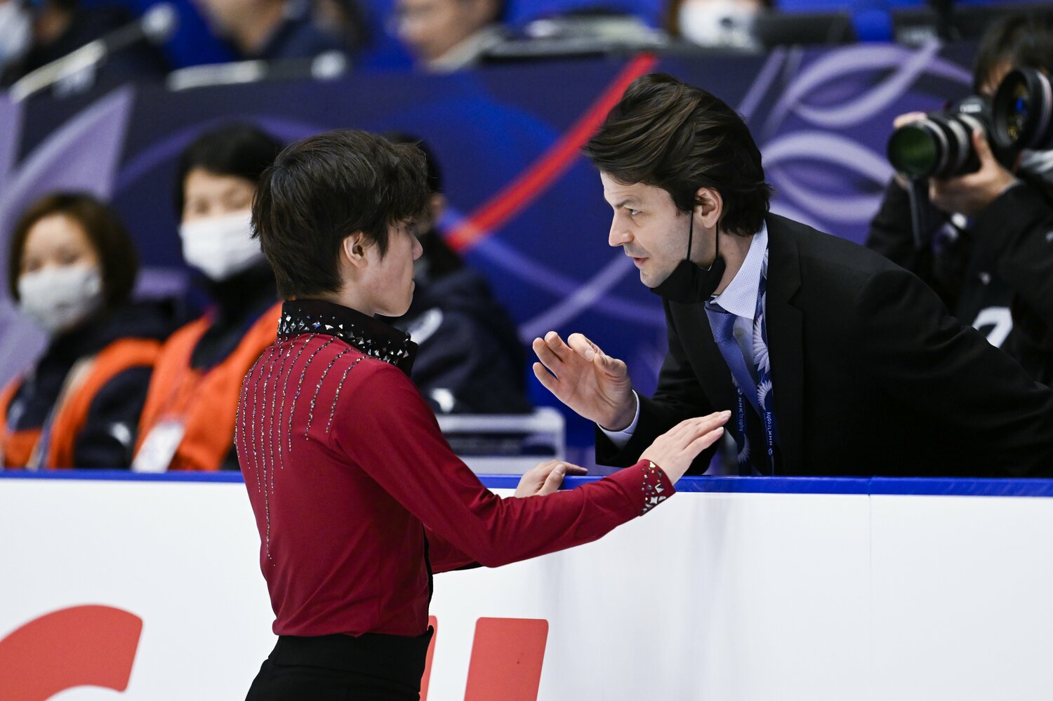 ショートの演技前、宇野に言葉をかけるランビエル　©Asami Enomoto