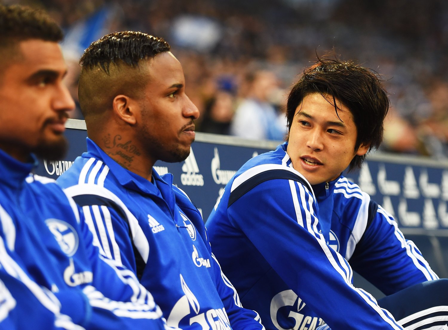 シャルケ時代の“相棒”ファルファンと言葉をかわす内田　©︎Getty Images