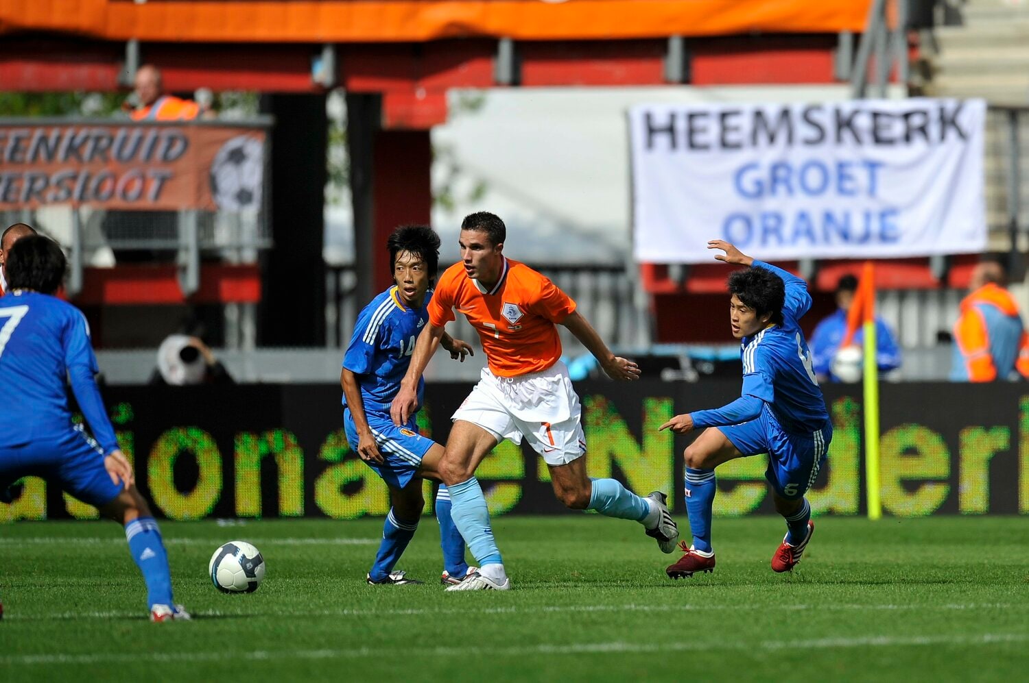 ロビン・ファン・ペルシと対峙する現役時代の中村憲剛氏と内田篤人氏。ともにJFAのロールモデルコーチに任命されており、2023年度にS級ライセンスを受講する　©Sports Graphic Number