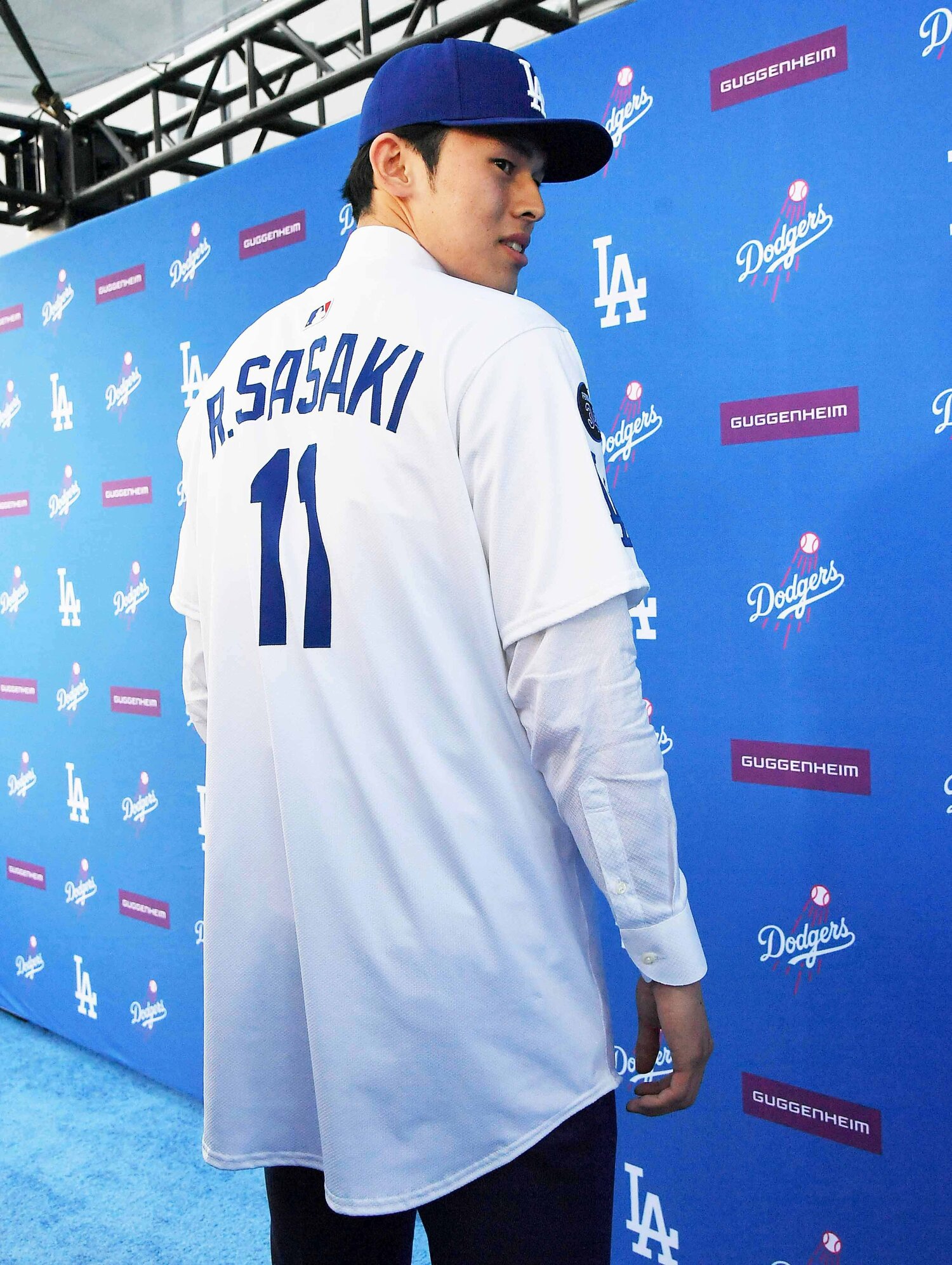 背番号11のユニフォームに袖を通した佐々木朗希 ©︎JIJI PRESS