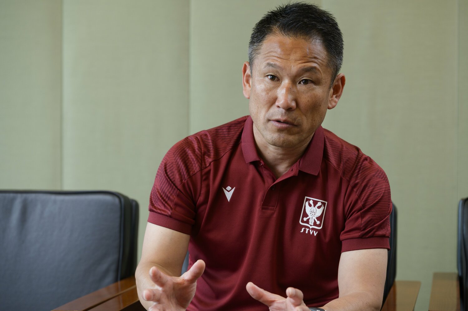 高野剛さん。ベルギー1部・シントトロイデンでアカデミー部門責任者を務める　©Hirofumi Kamaya