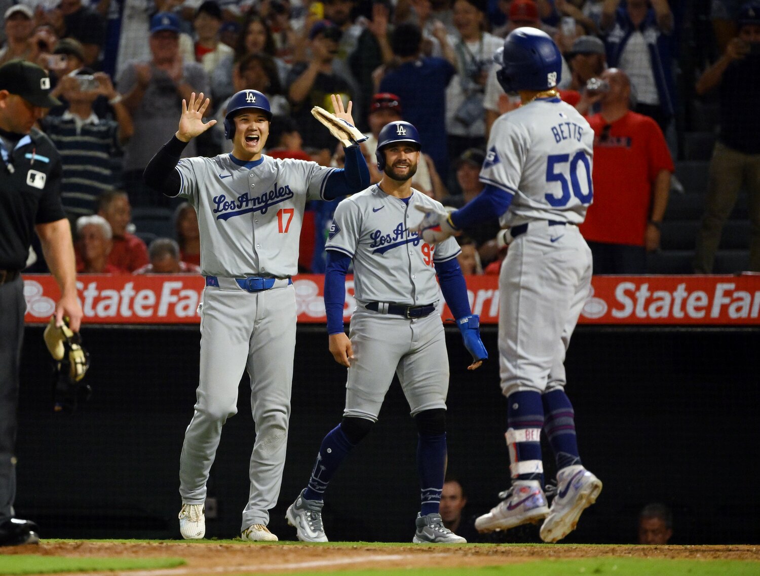 エンゼルス戦、3ランを放ったベッツを笑顔で迎え入れる大谷　©Getty Images