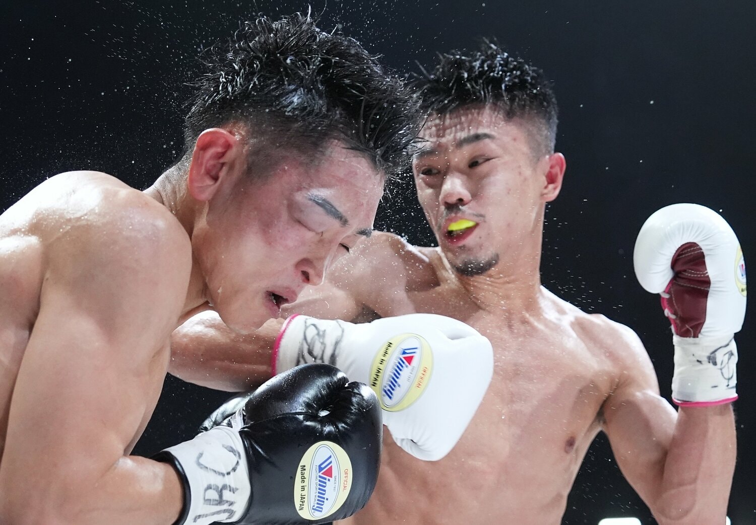 中谷潤人の右フック。西田凌佑の頭部から汗が飛び散る　©Naoki Fukuda