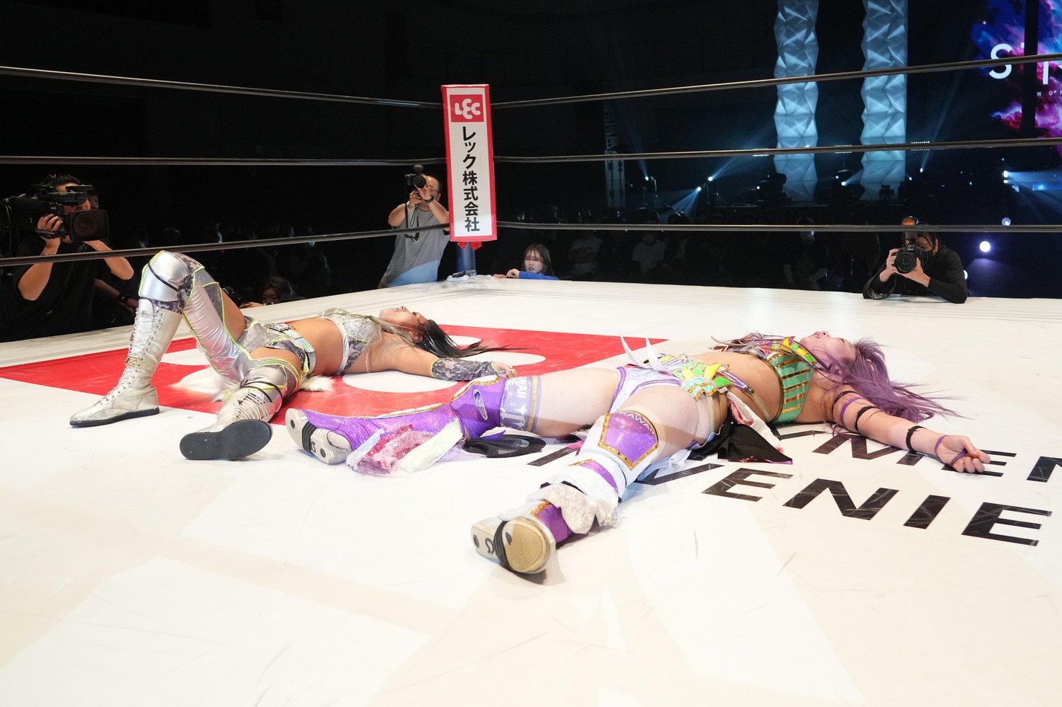 15分で決着はつかず、リング上で仰向けになる2人　©Essei Hara