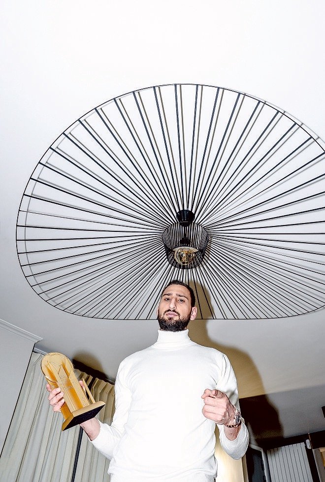 1999年2月25日生まれの22歳。10代半ばから世代代表に名を連ね、17歳6カ月でフル代表デビューを果たした