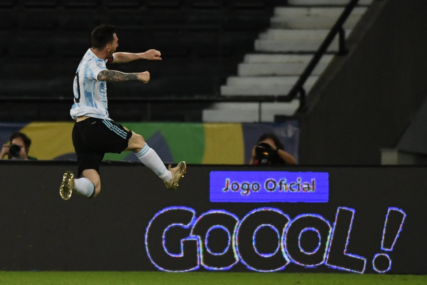 直接FKから鮮やかな一撃を決めて大喜びのメッシ©Getty Images