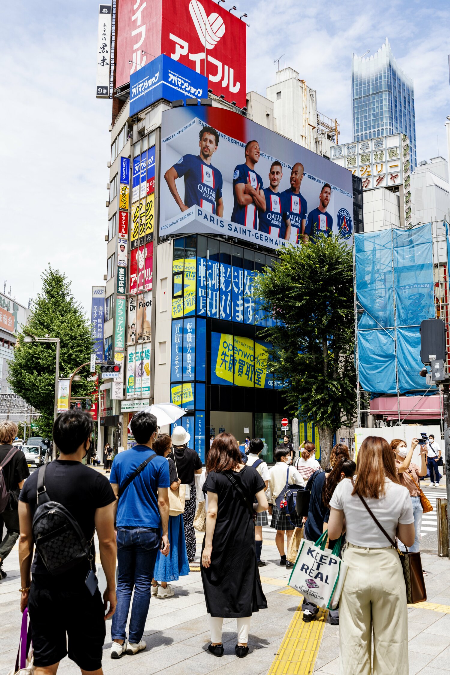新宿の3Dビジョンに登場したパリ・サンジェルマンの選手たち　©Kiichi Matsumoto
