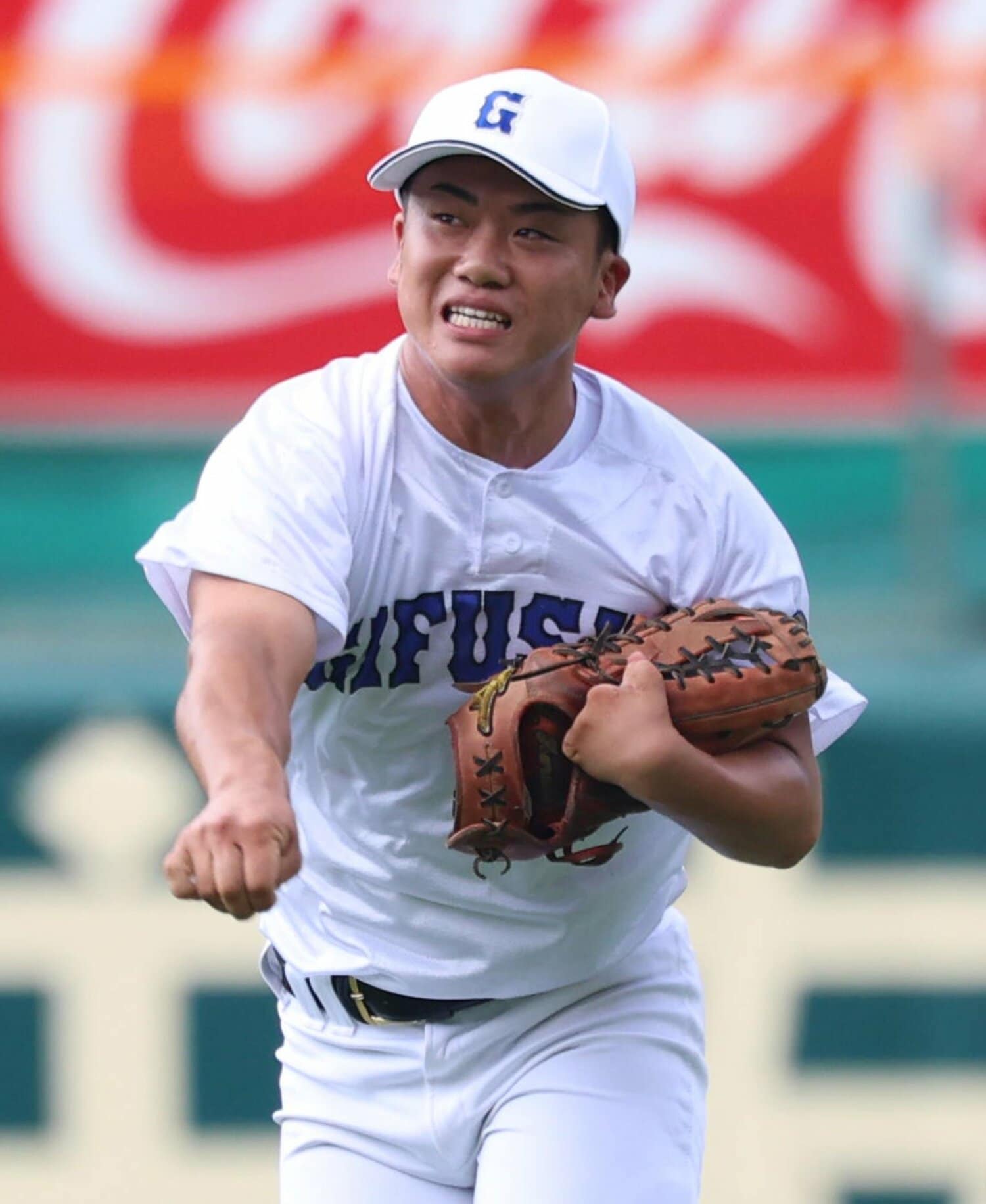 横山温大の守備練習。右手で捕球し、すばやくグラブを持ち替えて右手で送球する　©Sankei Shimbun