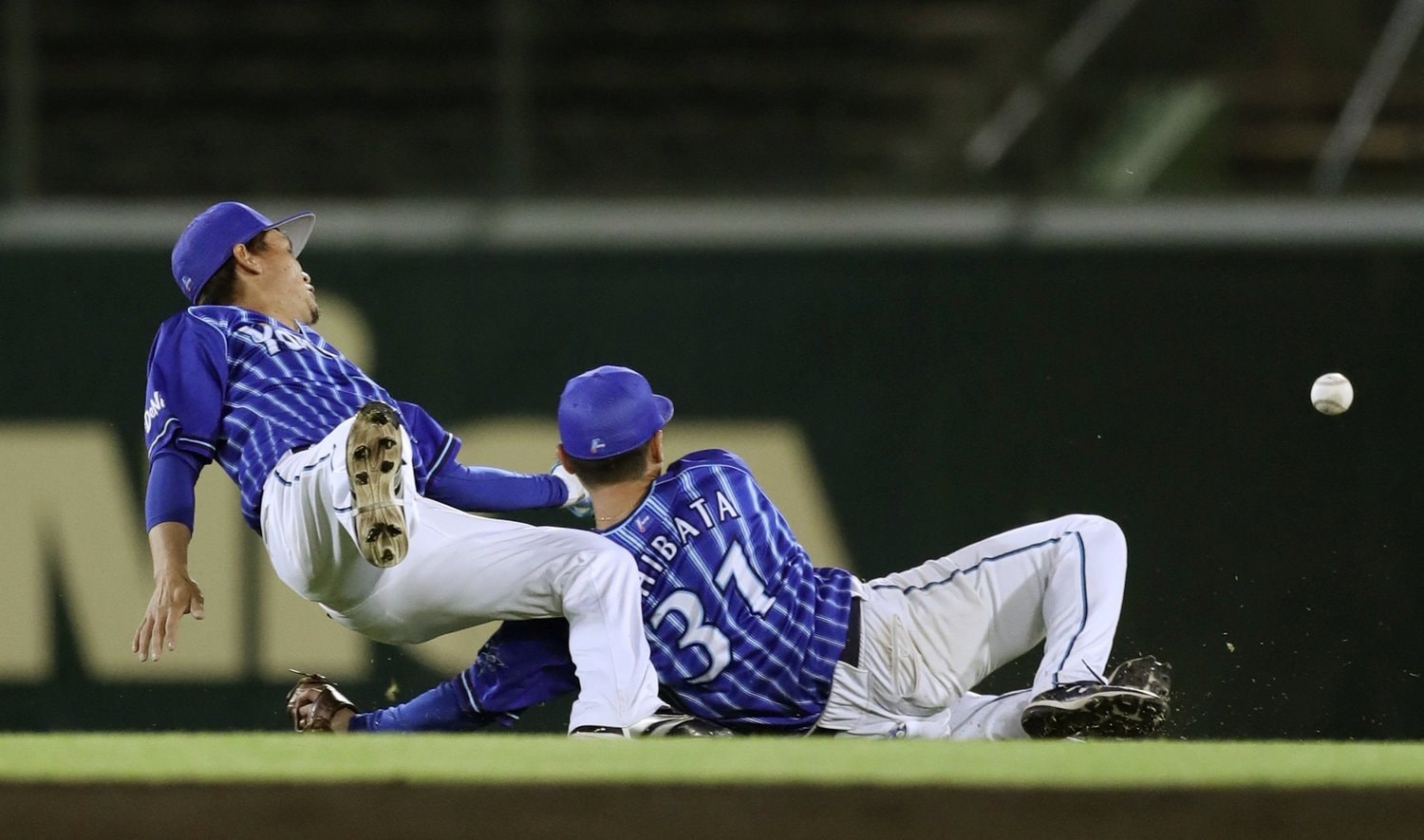 4月の阪神戦、阪神・原口の飛球を追い、接触した大和（左）と柴田（右）　©KYODO
