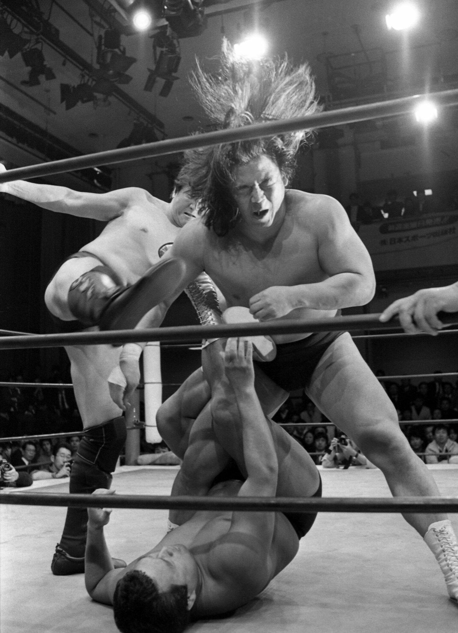 長州の顔面を前田の右足が背後からヒットする瞬間　©東京スポーツ新聞社