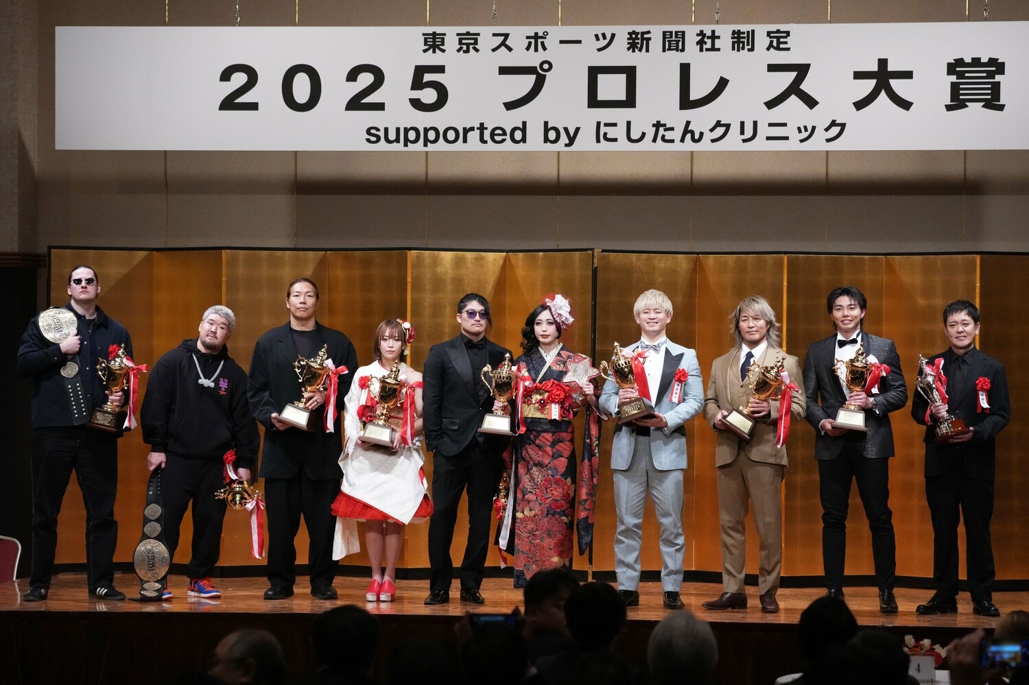 1月7日のプロレス大賞授賞式。記念写真撮影に並んだMVPの上谷沙弥ら ©Essei Hara