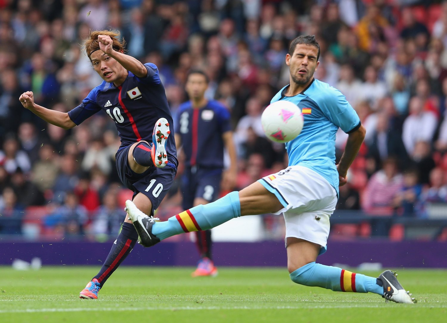 狙いすました東のシュートはスペイン代表GKデヘアに阻まれた　©︎Getty Images