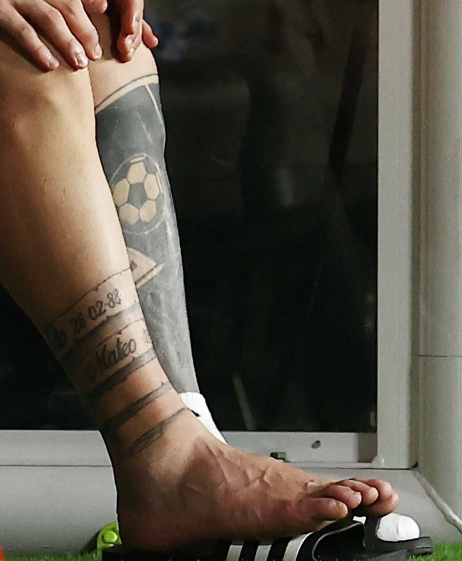 交代したメッシの右足首周辺は、ひどく腫れていた　©REUTERS/AFLO