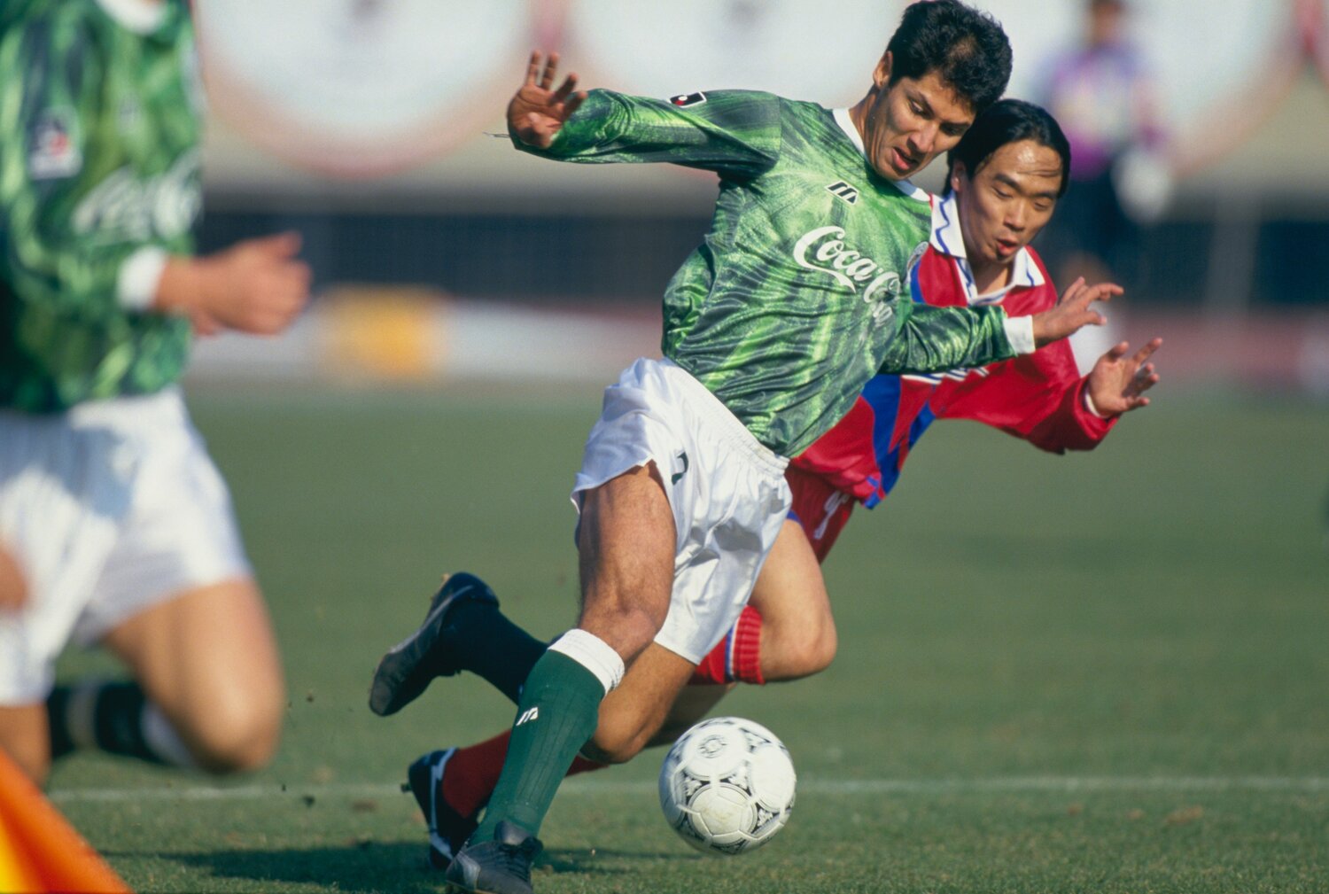 ビスマルクに対してはマンマークを徹底した本田（写真は1993年チャンピオンシップ第1戦）　©Koji Asakura