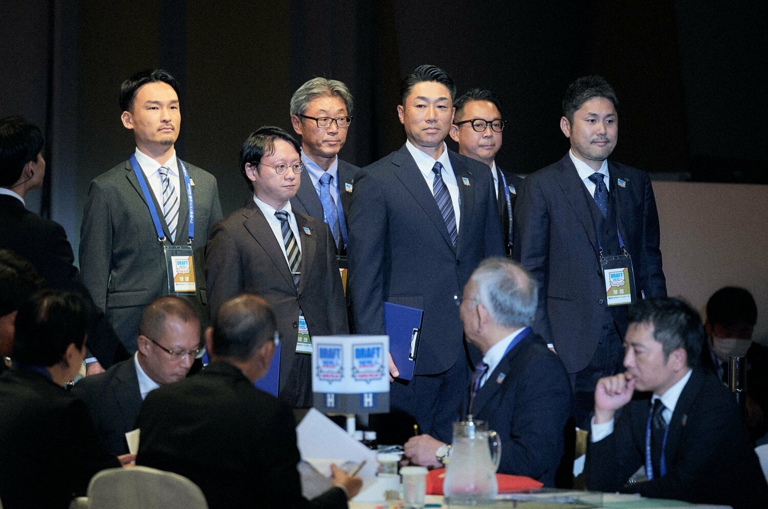 ドラフト会場に入場するベイスターズ。左端が長谷川氏 ©Yuki Suenaga