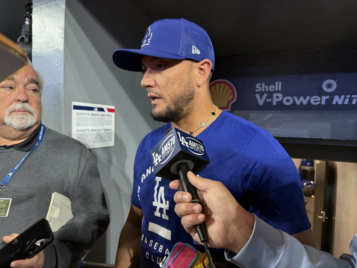 父の逝去翌日、試合前に取材に応じるロハス（写真は右に続きます）　©Naoyuki Yanagihara