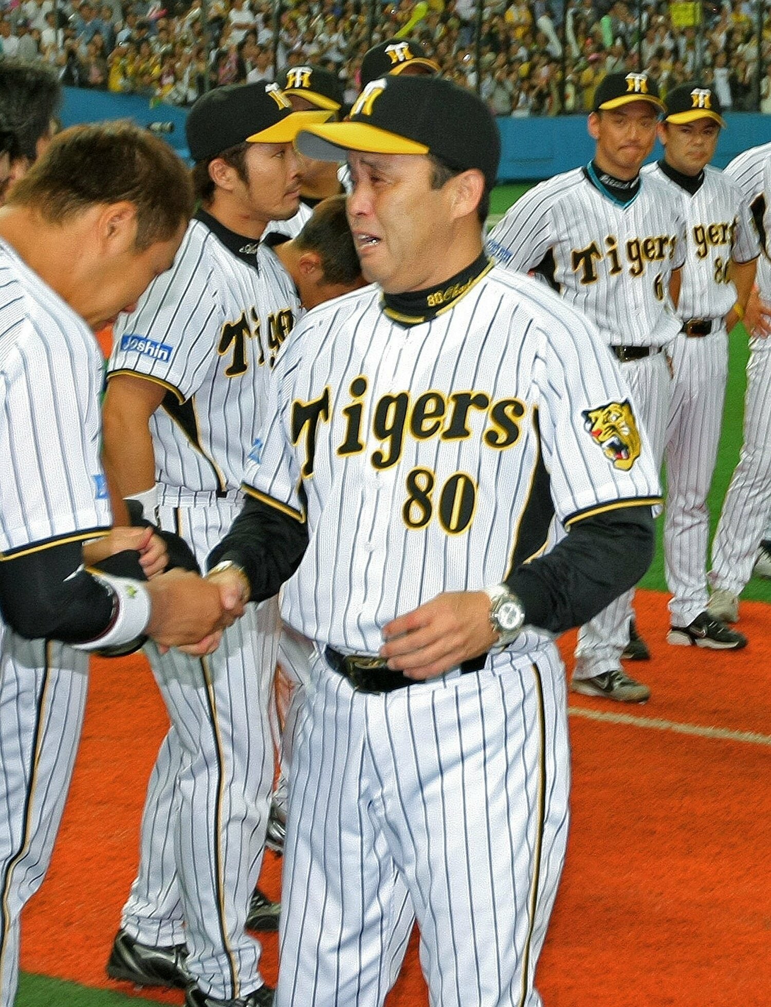 08年は歴史的V逸となり、CSで敗退。このシーズン限りでの退任となり、岡田監督は涙を流した　©JIJI PRESS