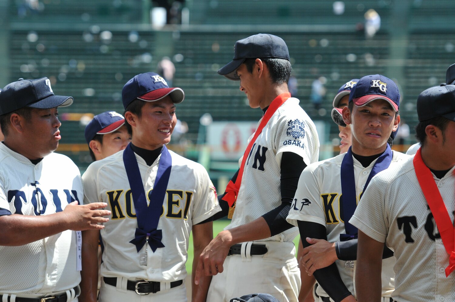 2012年夏の甲子園決勝後の表彰式で。左から大阪桐蔭・西谷浩一監督、北條、藤浪 ©Hideki Sugiyama