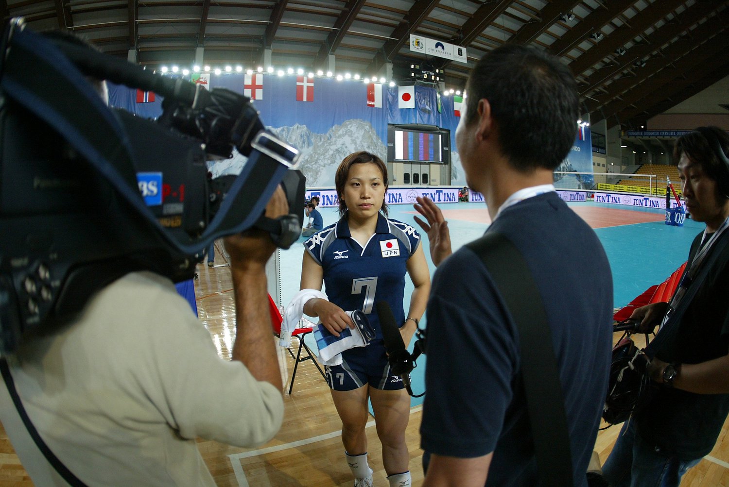 報道陣に囲まれる竹下(2006年)©Enrico Calderoni/AFLO SPORT