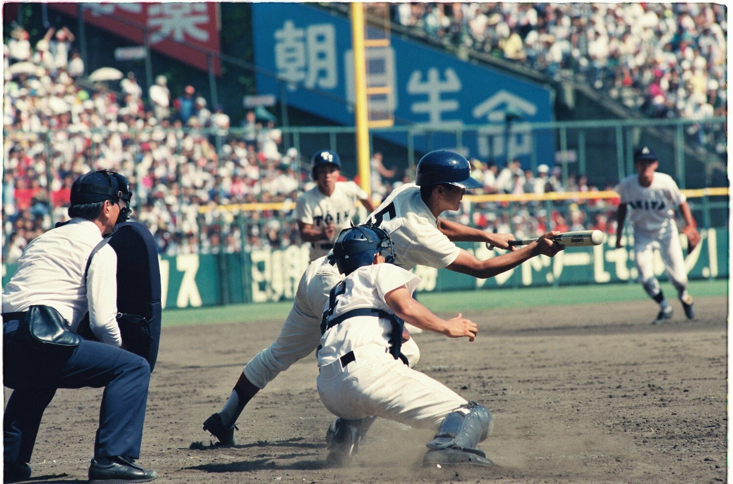 ポイントとなった3点ビハインドでのスクイズ　©Asahi Shimbun