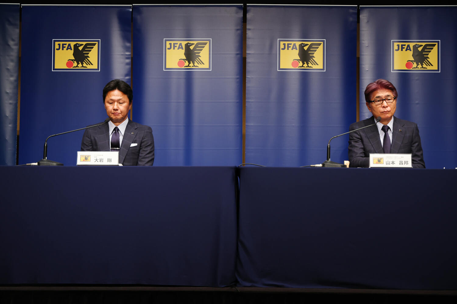 緊張感の漂う会見場。重い空気のなか、山本昌邦NDが「移籍の可能性がある」と発言 ©AFLO