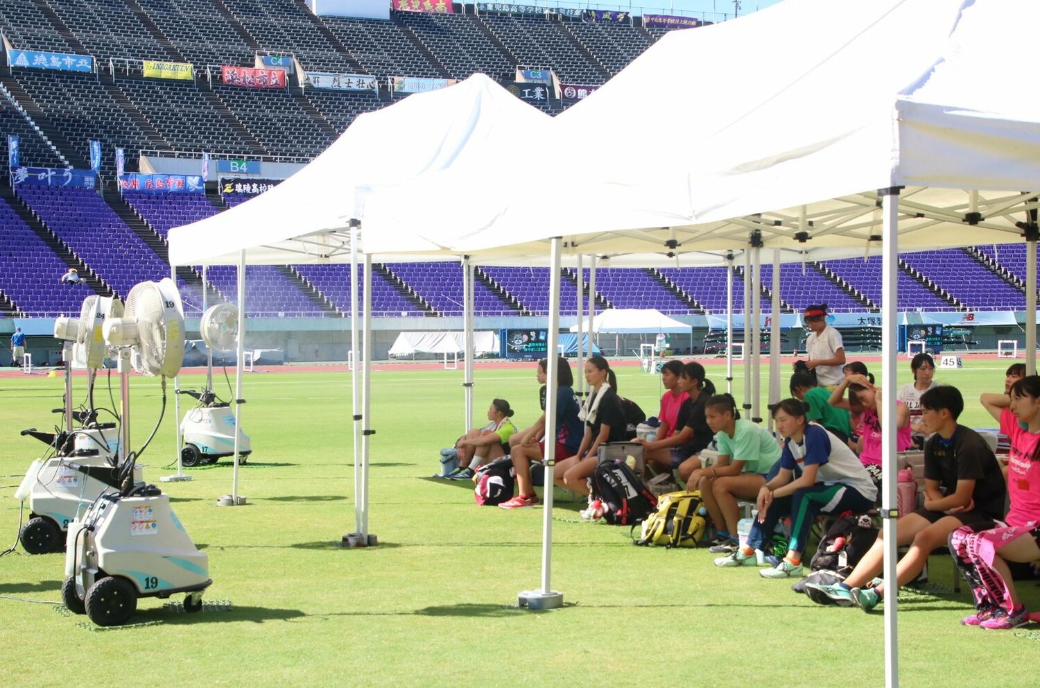 今夏、広島で開催されている全国高校総体では選手たちがミストをまく扇風機が設置されたテントで待機する姿も　©JIJI PRESS