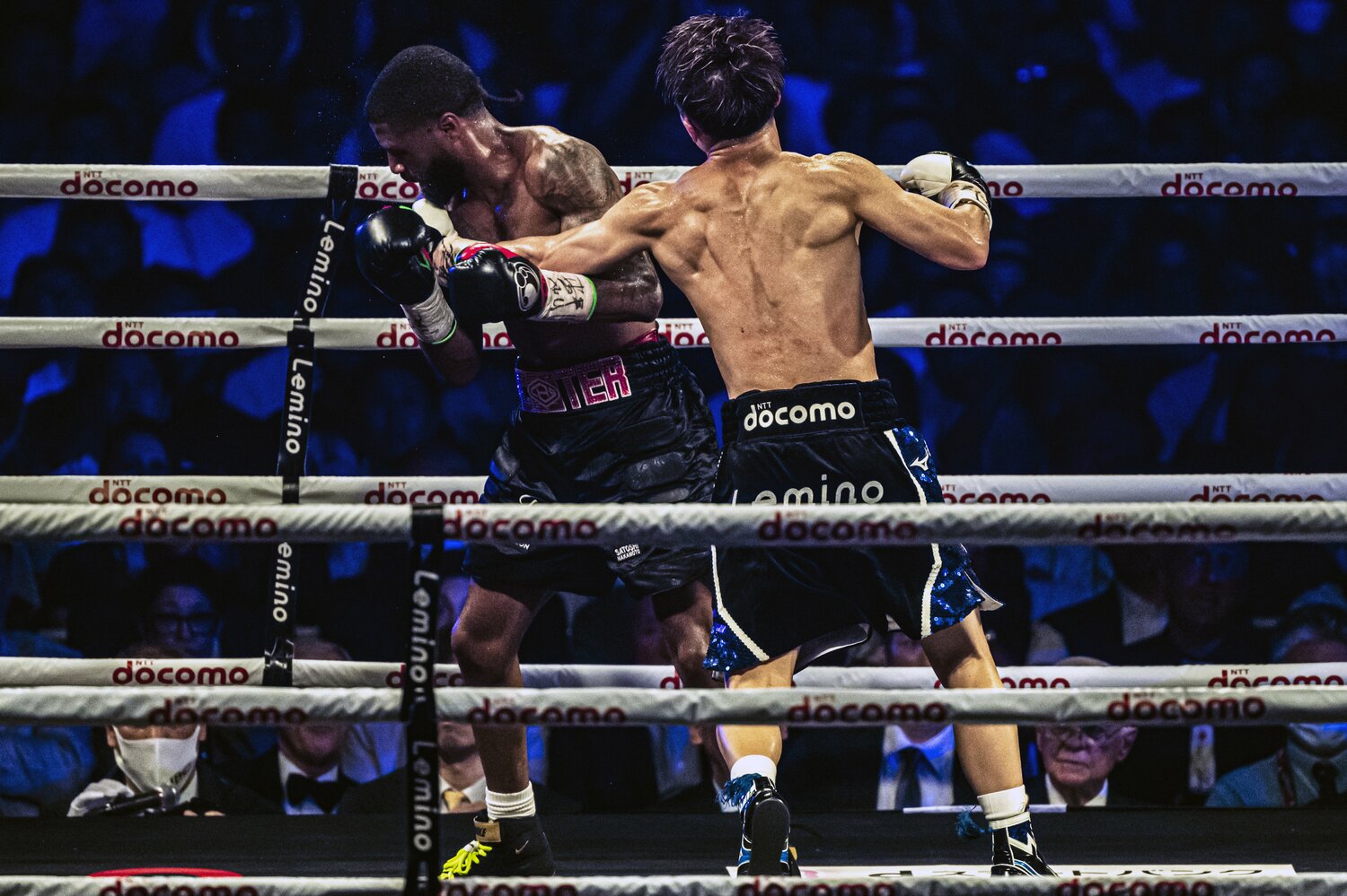 フルトンが崩れ落ちた井上の左フック。インパクトの瞬間には、ダイヤモンドのような背筋が浮き上がった　©Takuya Sugiyama