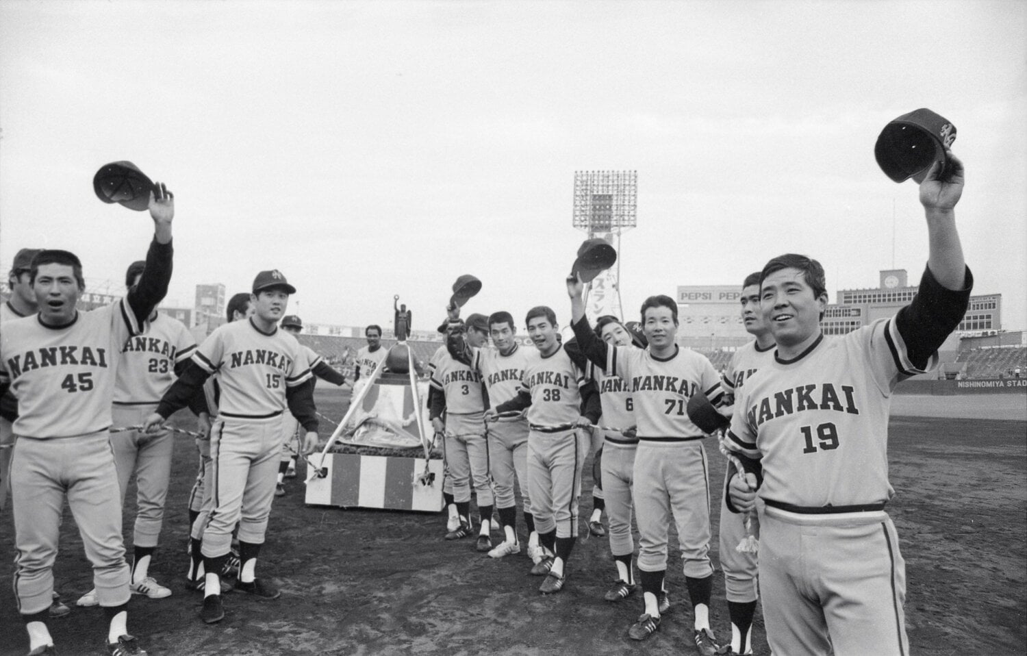 1954年のテスト入団から1977年まで南海に在籍した野村克也（一番右）　©JIJI PRESS