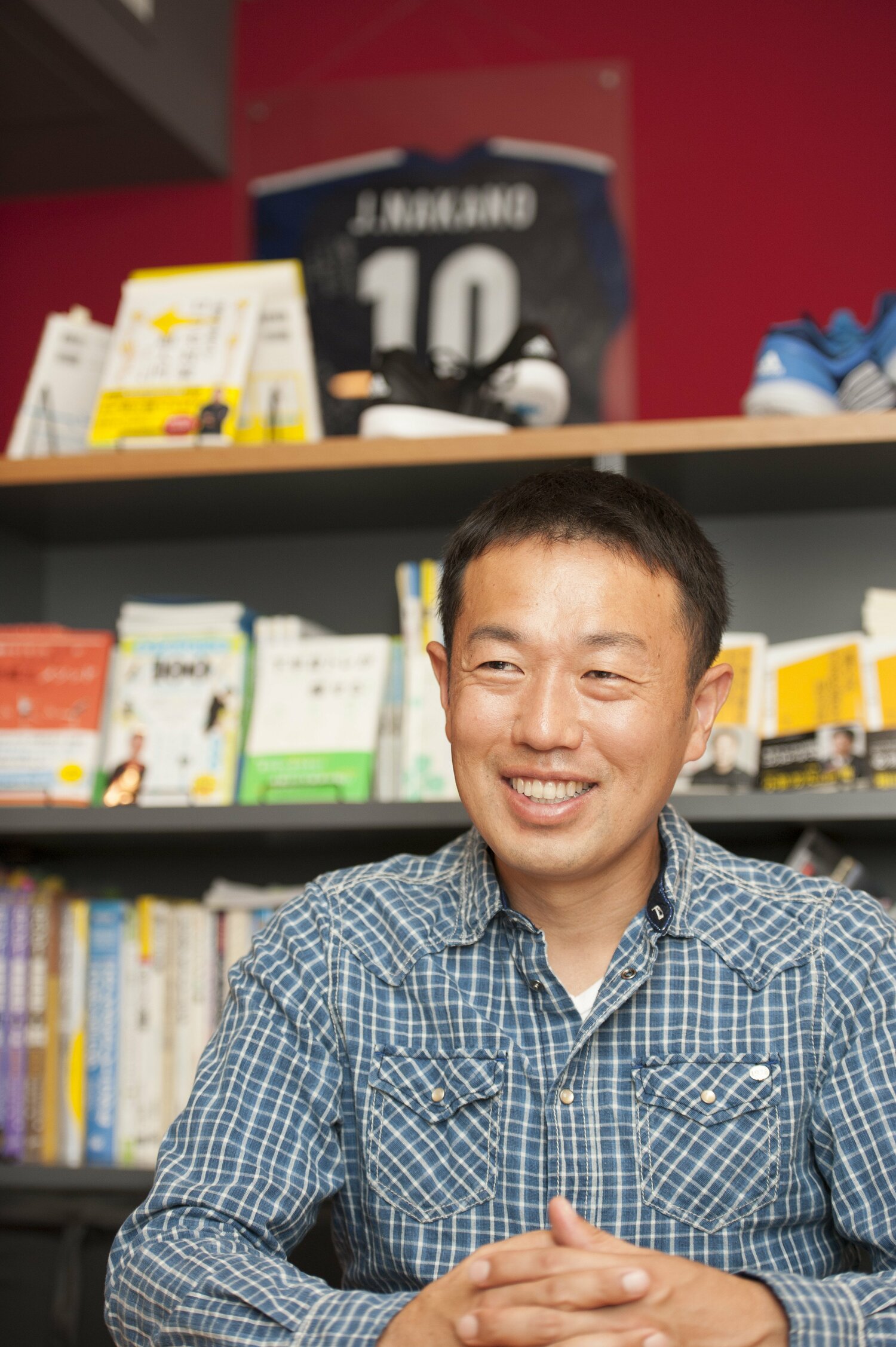 青学大トレーナーの中野ジェームズ修一氏（2014年）　©Mami Yamada