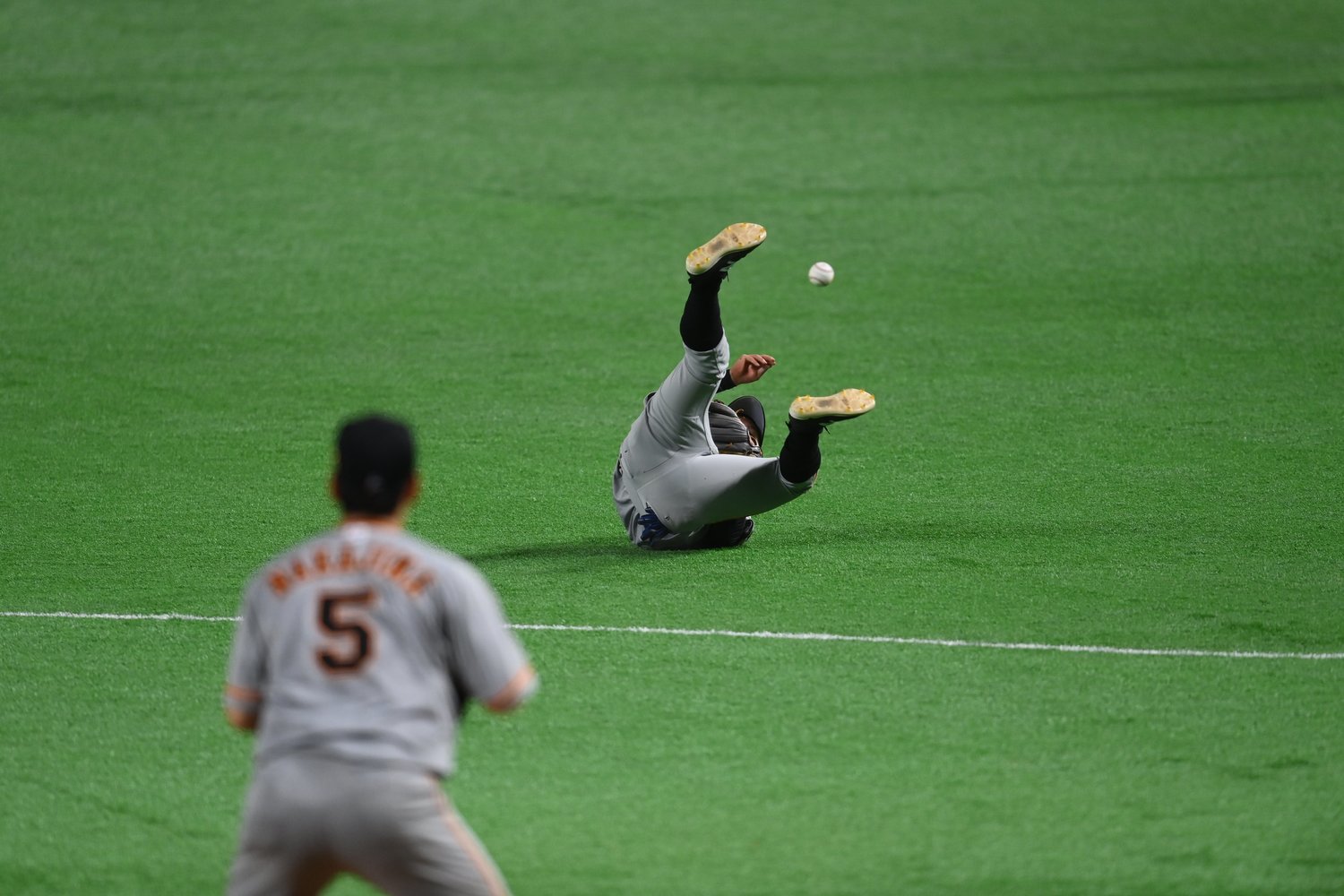 無茶な体勢から投げようとして悪送球をした吉川尚　(C)Naoya Sanuki