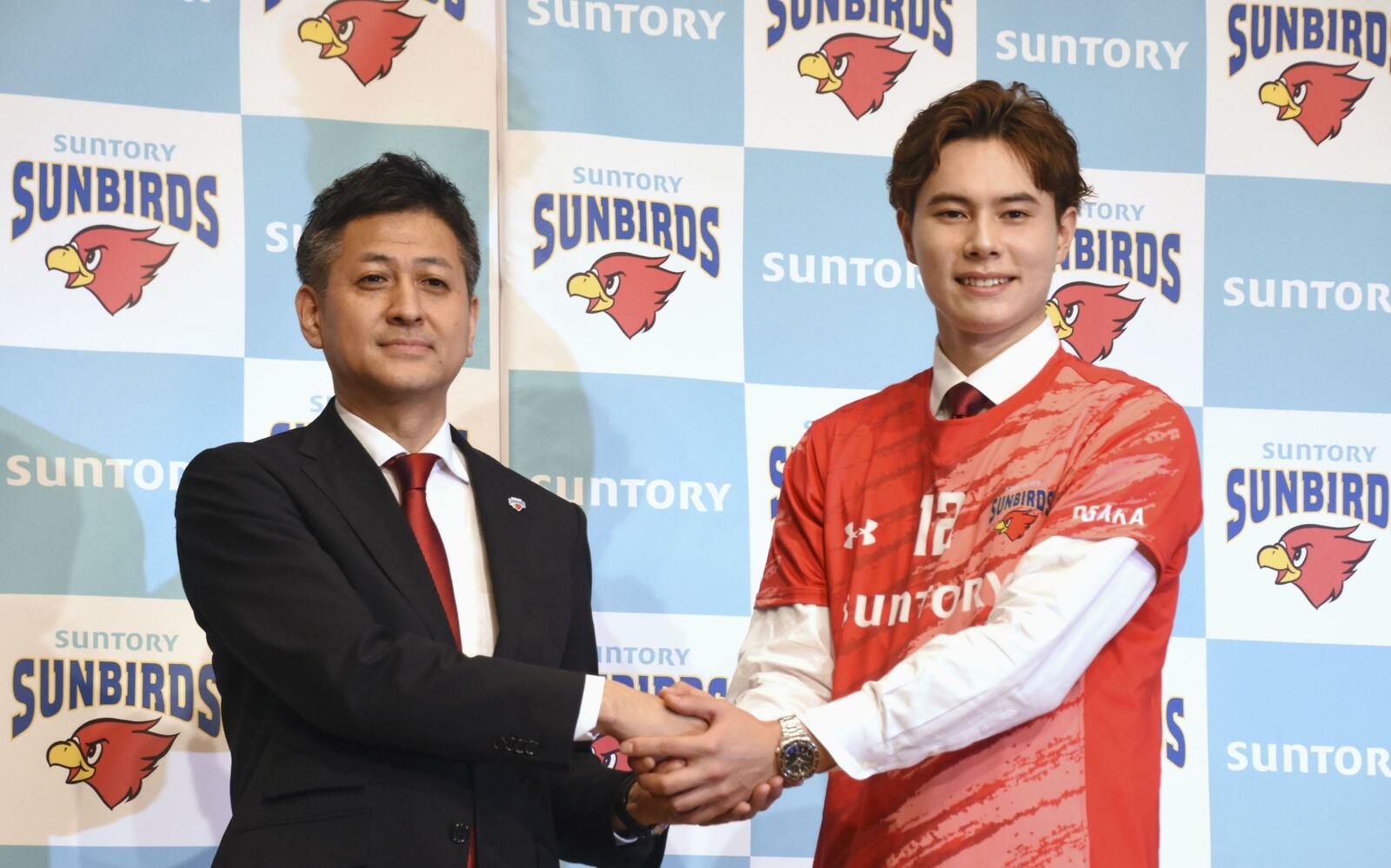 2024年5月、入団会見で高橋藍選手と固い握手を交わす栗原ＧＭ　©KYODO