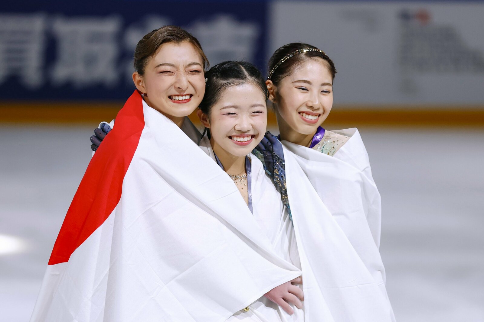 表彰台を独占した日本女子。左から坂本、中井、住吉　©KYODO