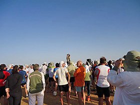 主催者パトリック氏の説明も青空の下で