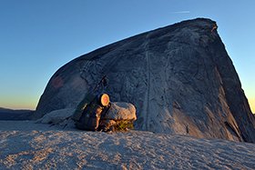 ハーフドーム登り口付近に荷物を下ろす。 