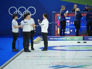 五輪女子カーリング舞台裏「ストレスがかかってしまった」吉村紗也香らが明かす…“今までOKだった”突然のルール適用がフォルティウスを苦しめていた