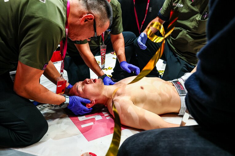 ドクター総出で朝倉未来のダメージをチェックする　©RIZIN FF Susumu Nagao