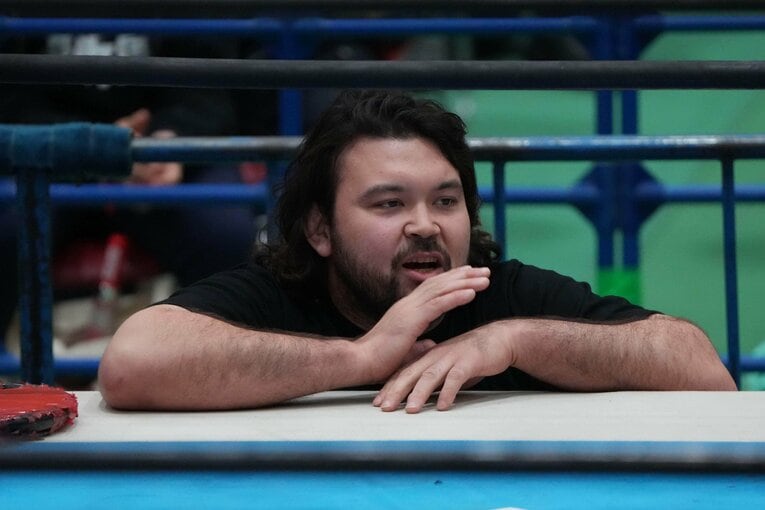 セコンドで声を出すウルフアロン　©Essei Hara