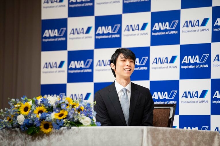 7月19日、笑顔で今後への決意を述べた羽生。終始明るい雰囲気の会見となった　©Asami Enomoto