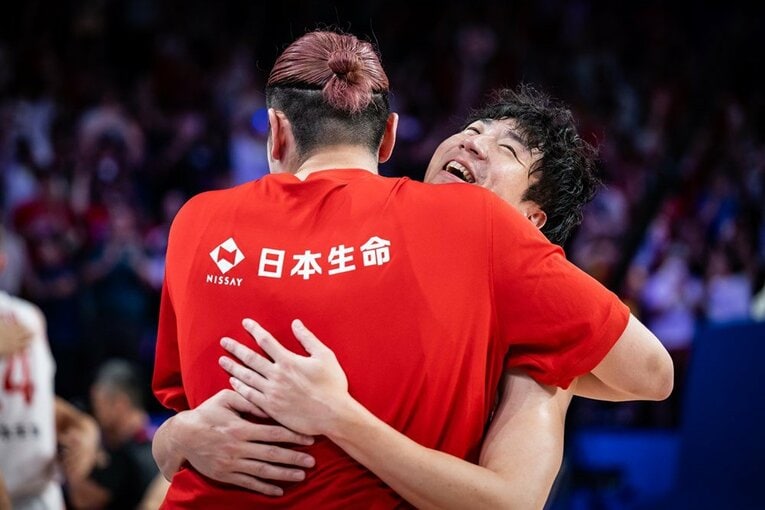 抱き合う比江島と川真田　©FIBA